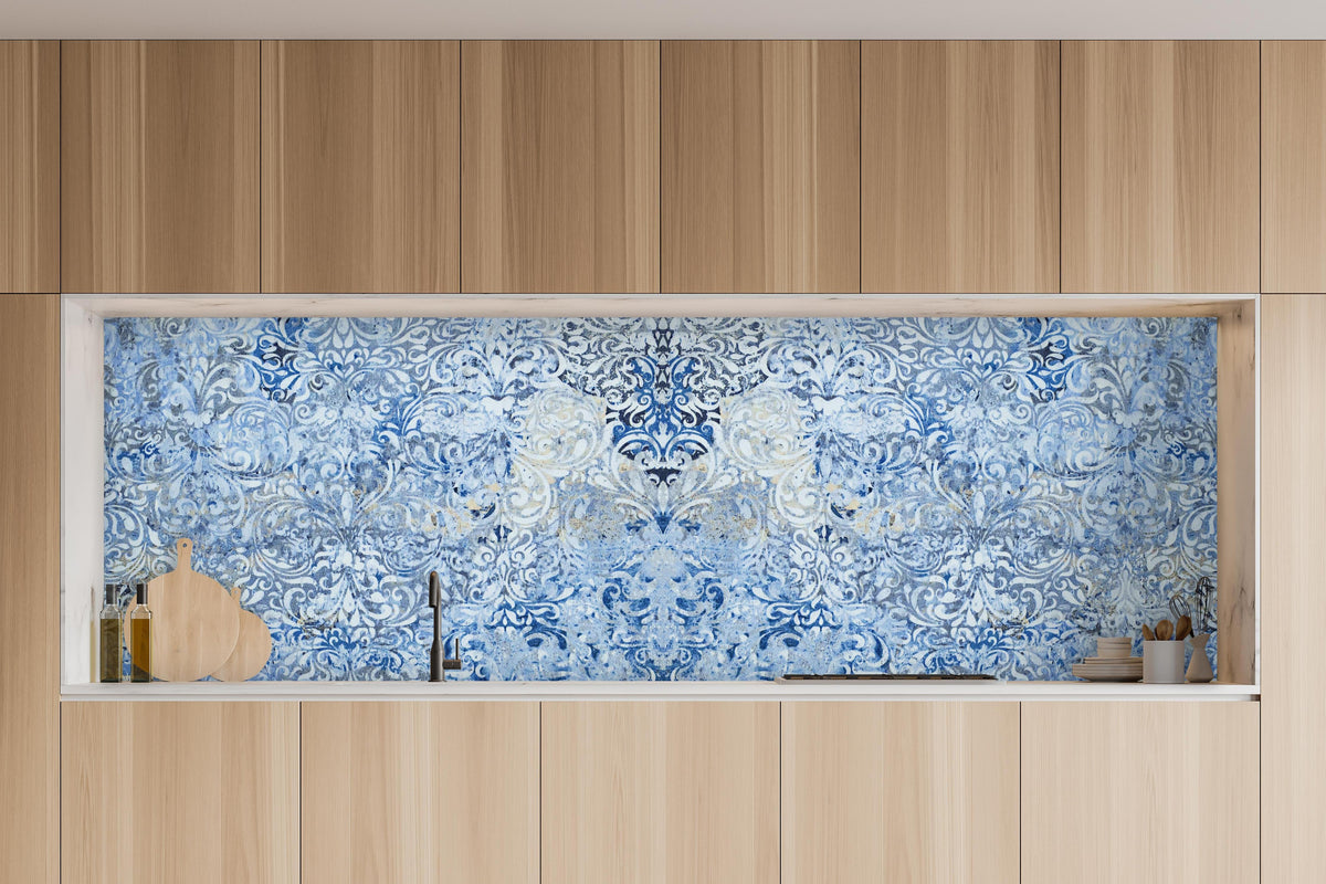 Küche - Alt blau graues vintage Fliesenmuster in charakteristischer Vollholz-Küche mit modernem Gasherd
