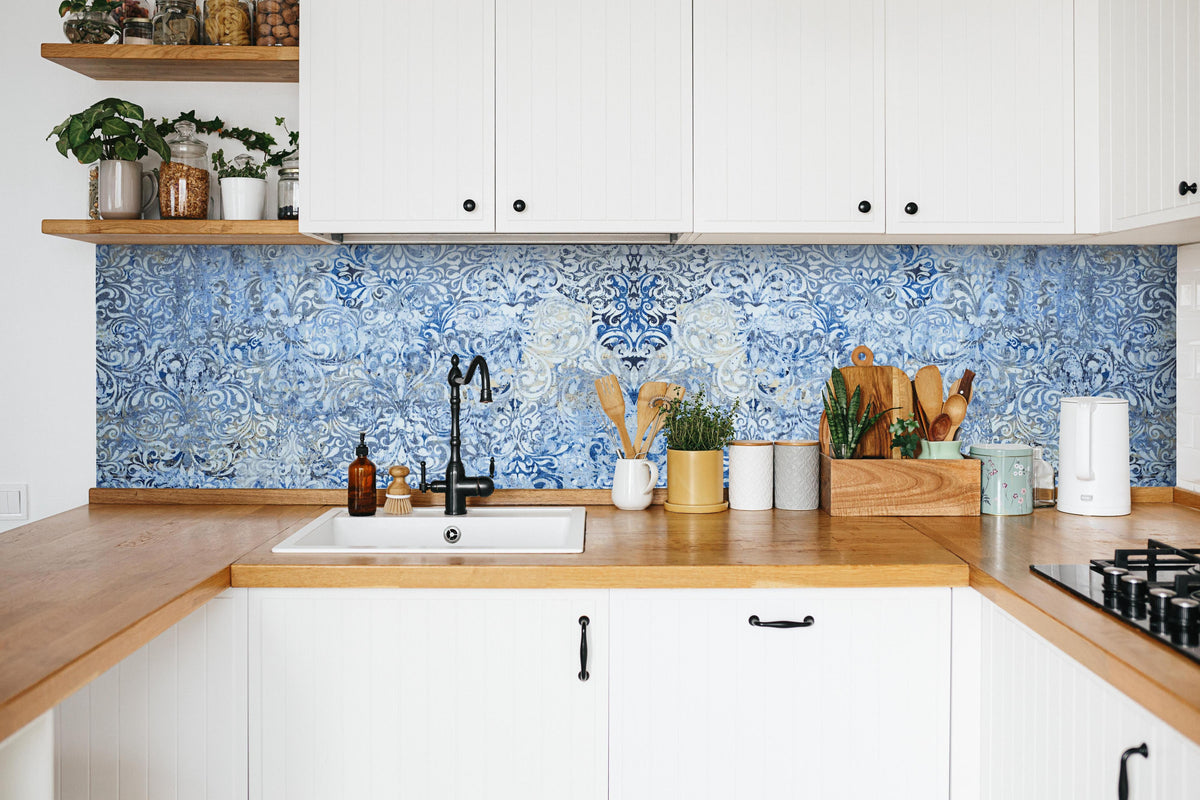 Küche - Alt blau graues vintage Fliesenmuster in weißer Küche hinter Gewürzen und Kochlöffeln aus Holz