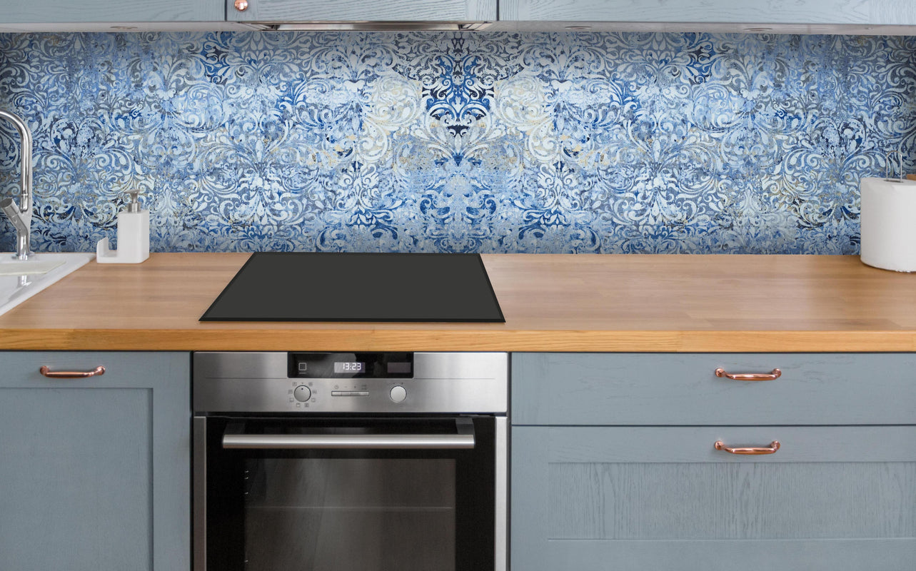Küche - Alt blau graues vintage Fliesenmuster über polierter Holzarbeitsplatte mit Cerankochfeld