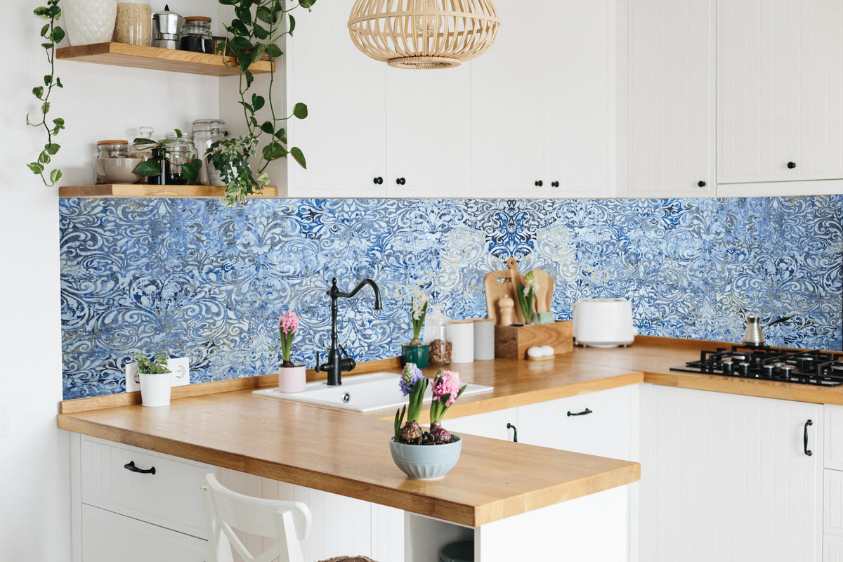 Küche - Alt blau graues vintage Fliesenmuster in lebendiger Küche mit bunten Blumen