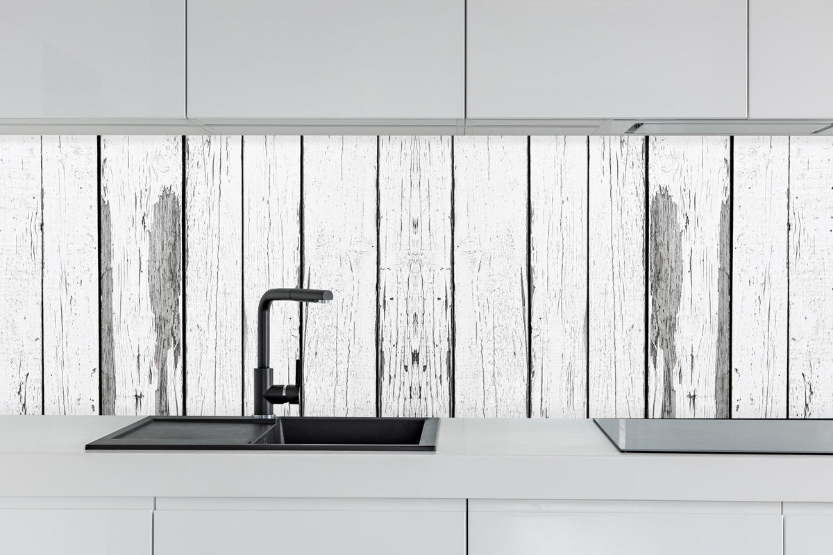 Küche - Alt weiß lackierter Holzzaun hinter weißen Hochglanz-Küchenregalen und schwarzem Wasserhahn
