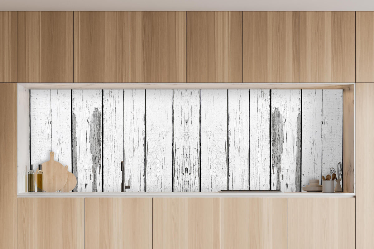 Küche - Alt weiß lackierter Holzzaun in charakteristischer Vollholz-Küche mit modernem Gasherd