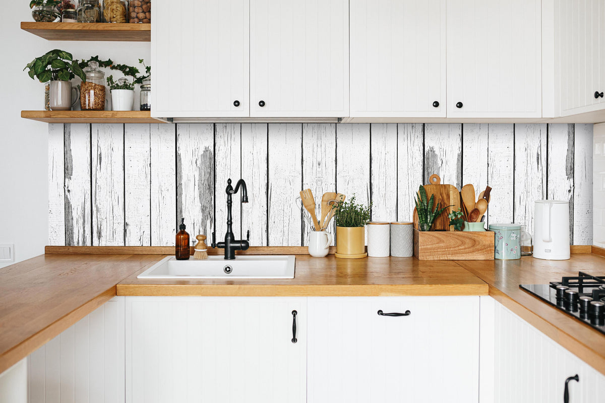 Küche - Alt weiß lackierter Holzzaun in weißer Küche hinter Gewürzen und Kochlöffeln aus Holz