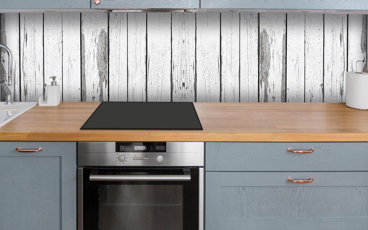 Küche - Alt weiß lackierter Holzzaun über polierter Holzarbeitsplatte mit Cerankochfeld