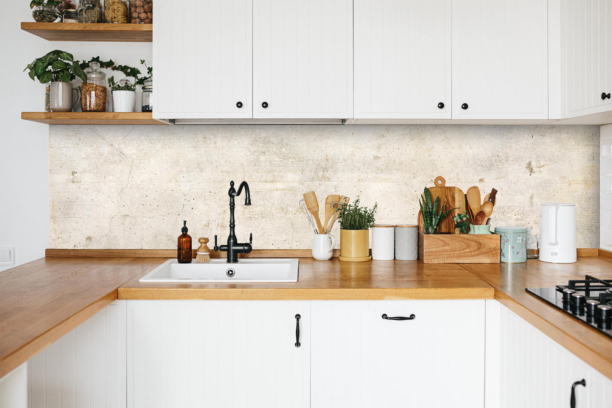 Küche - Alte Betonwandtextur mit Holzmaserung in weißer Küche hinter Gewürzen und Kochlöffeln aus Holz