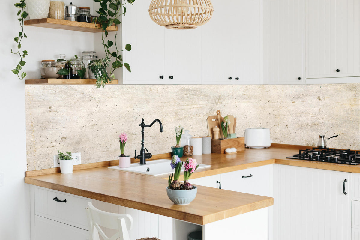 Küche - Alte Betonwandtextur mit Holzmaserung in lebendiger Küche mit bunten Blumen