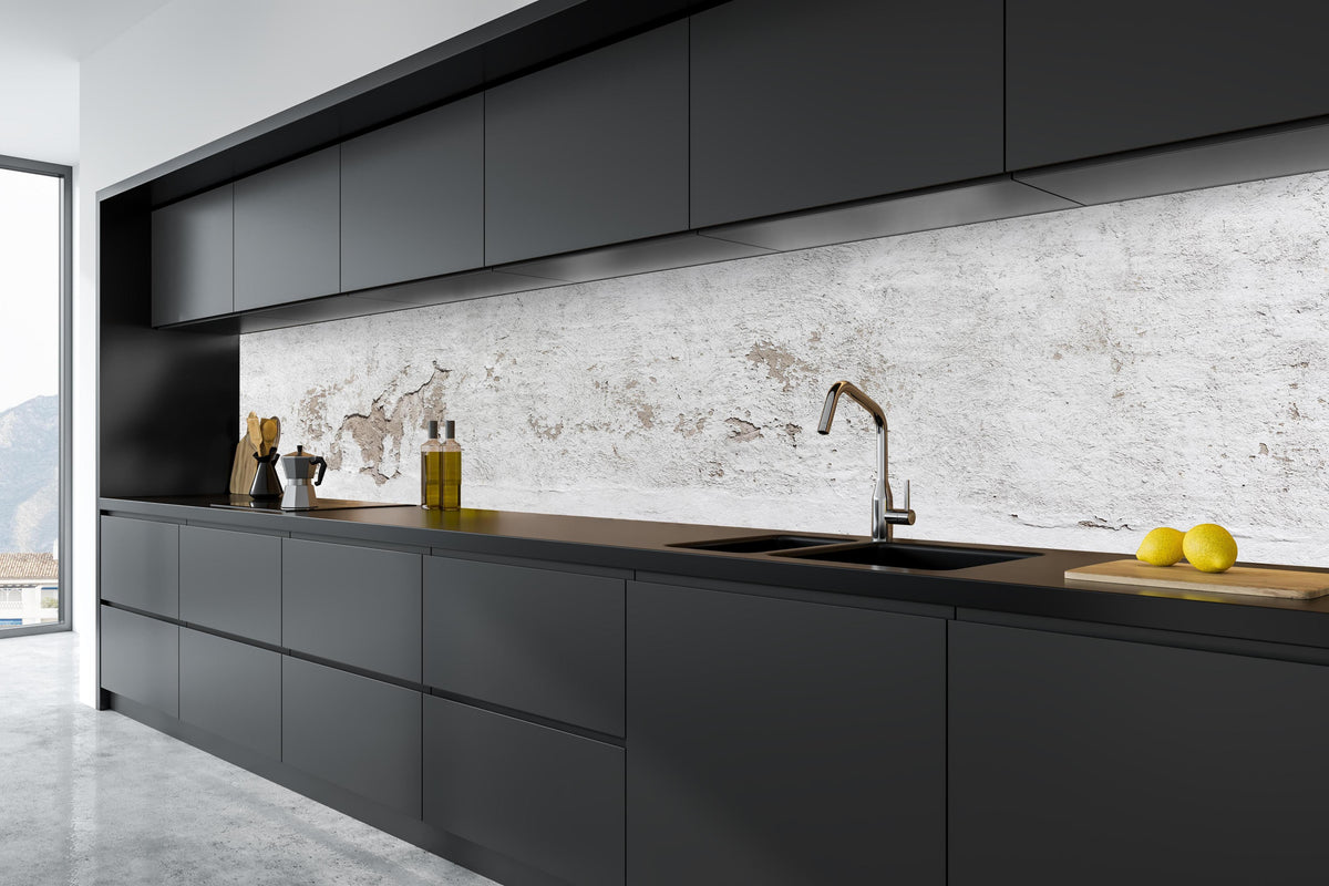 Küche - Alte Mauer mit abblätterndem Putz in tiefschwarzer matt-premium Einbauküche