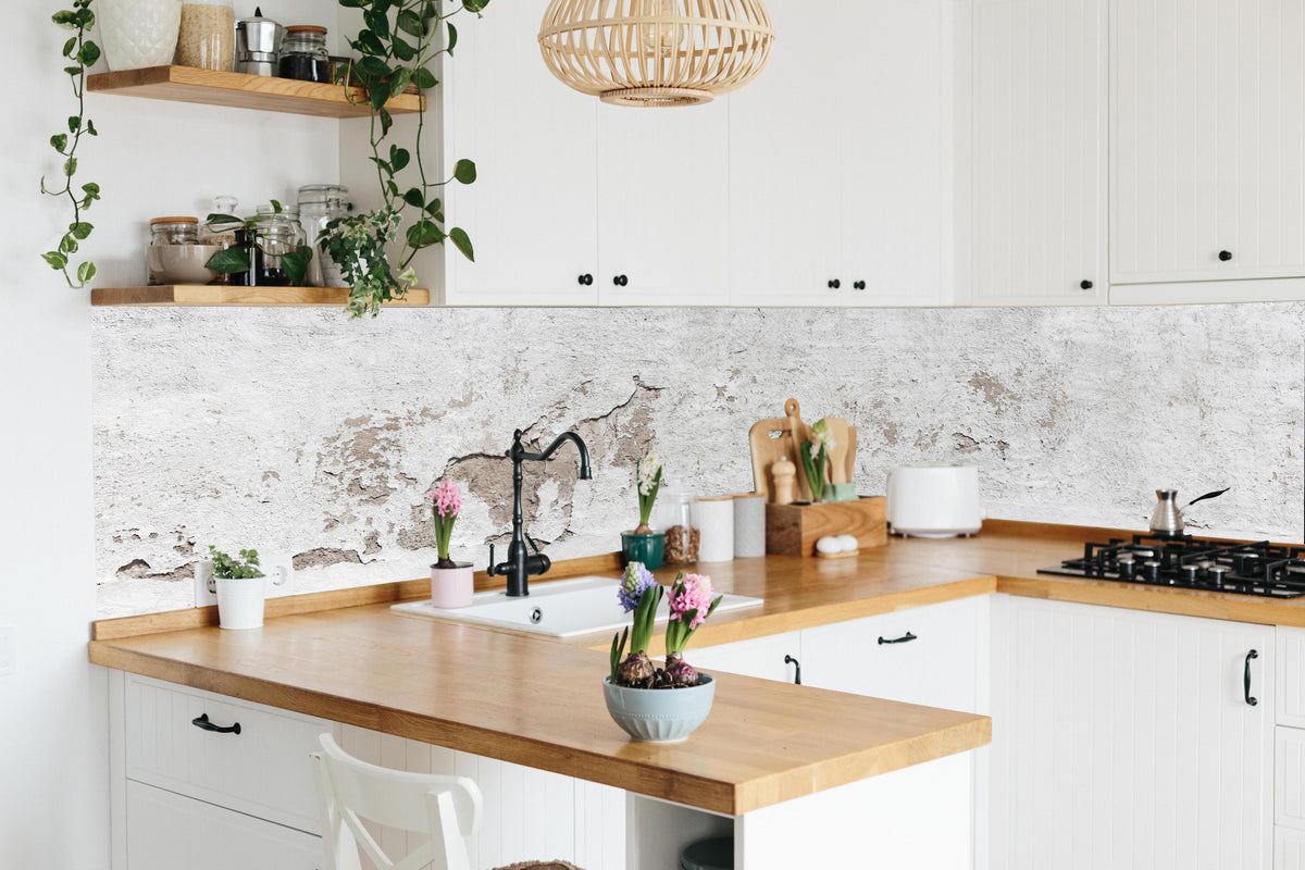 Küche - Alte Mauer mit abblätterndem Putz in lebendiger Küche mit bunten Blumen