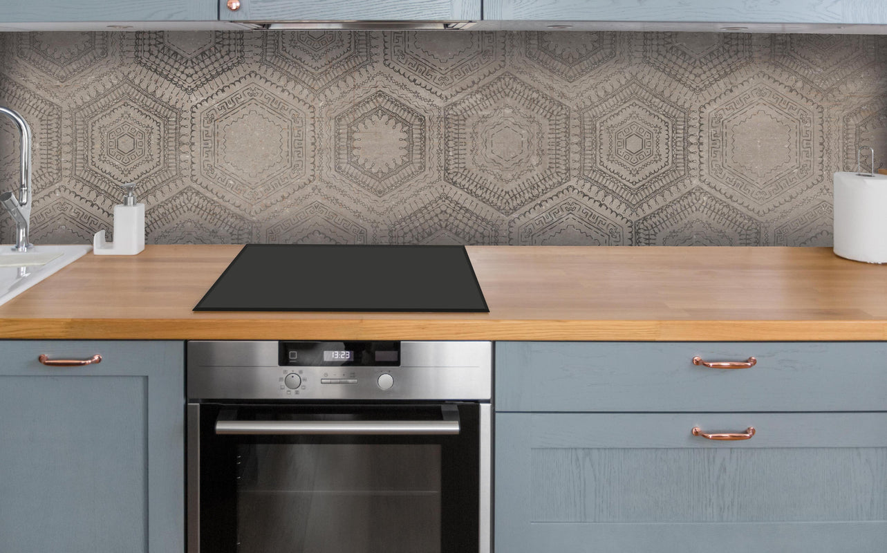 Küche - Alte Orientalische Mosaik über polierter Holzarbeitsplatte mit Cerankochfeld