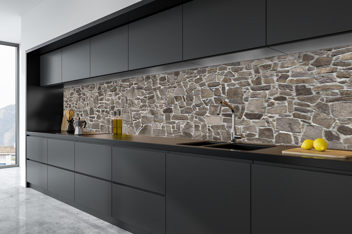 Küche - Alte Steinmauer in tiefschwarzer matt-premium Einbauküche