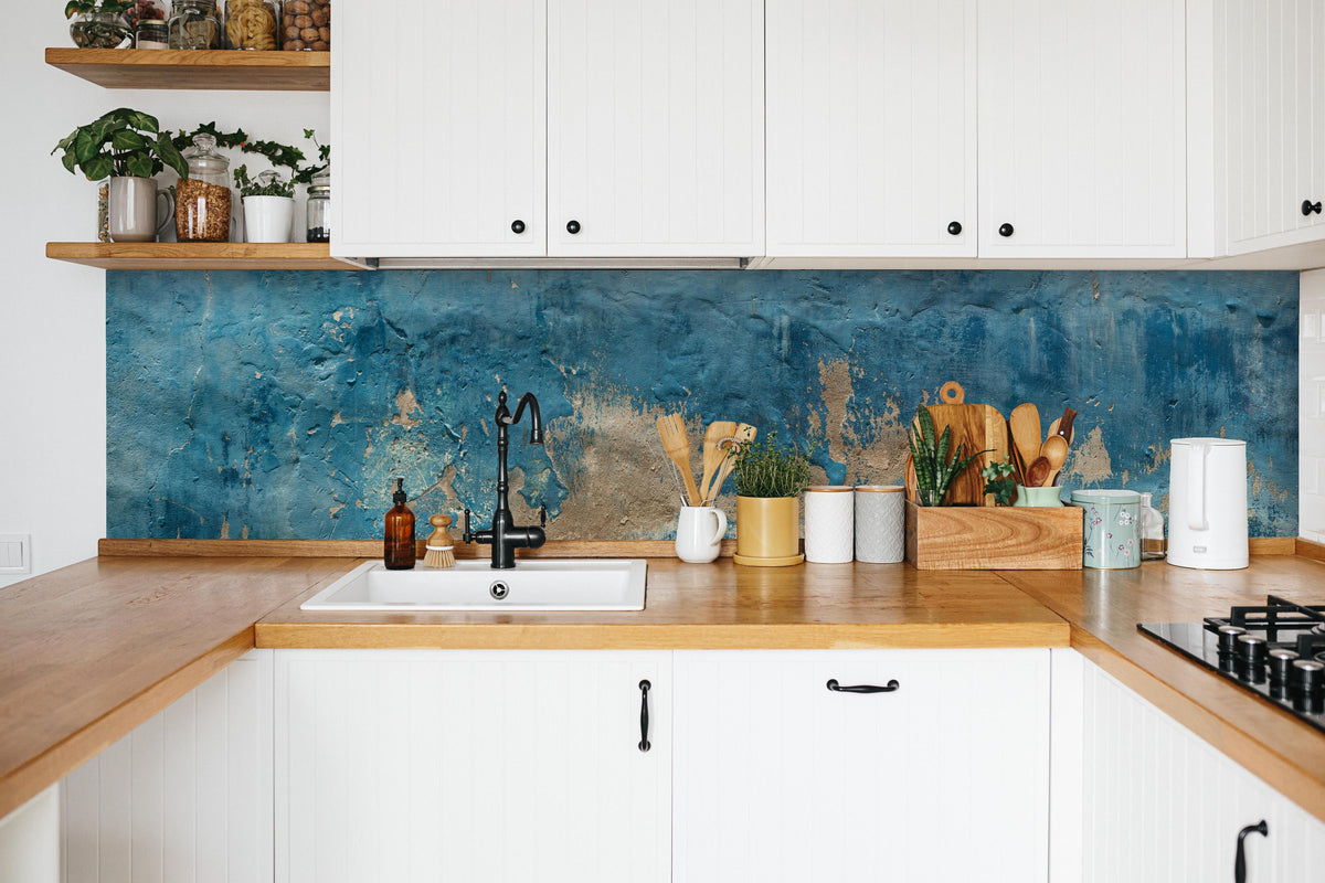 Küche - Alte Wand mit kaputtem Putz in weißer Küche hinter Gewürzen und Kochlöffeln aus Holz