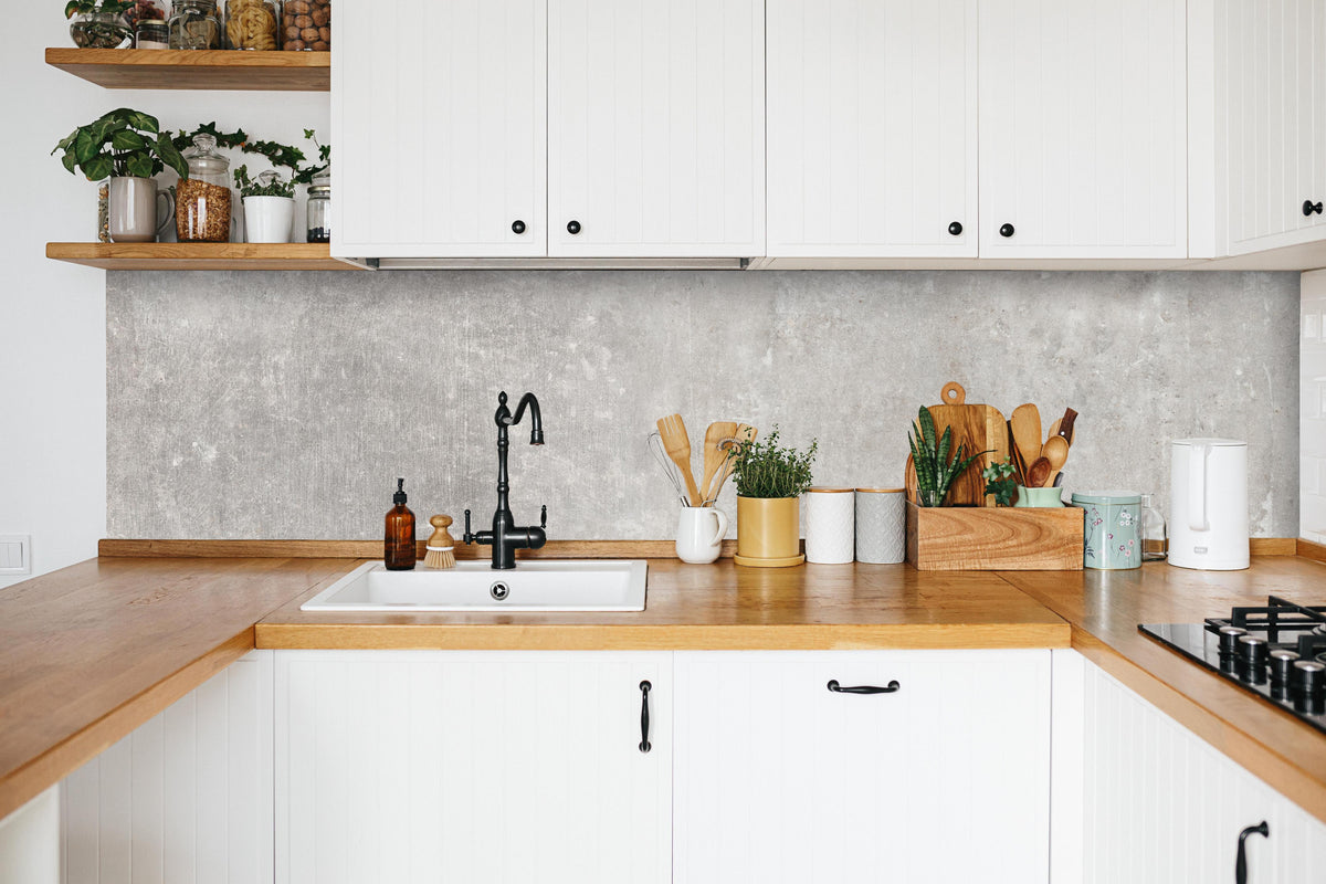 Küche - Alte Zementwandstruktur in weißer Küche hinter Gewürzen und Kochlöffeln aus Holz