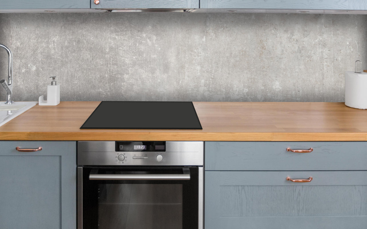 Küche - Alte Zementwandstruktur über polierter Holzarbeitsplatte mit Cerankochfeld