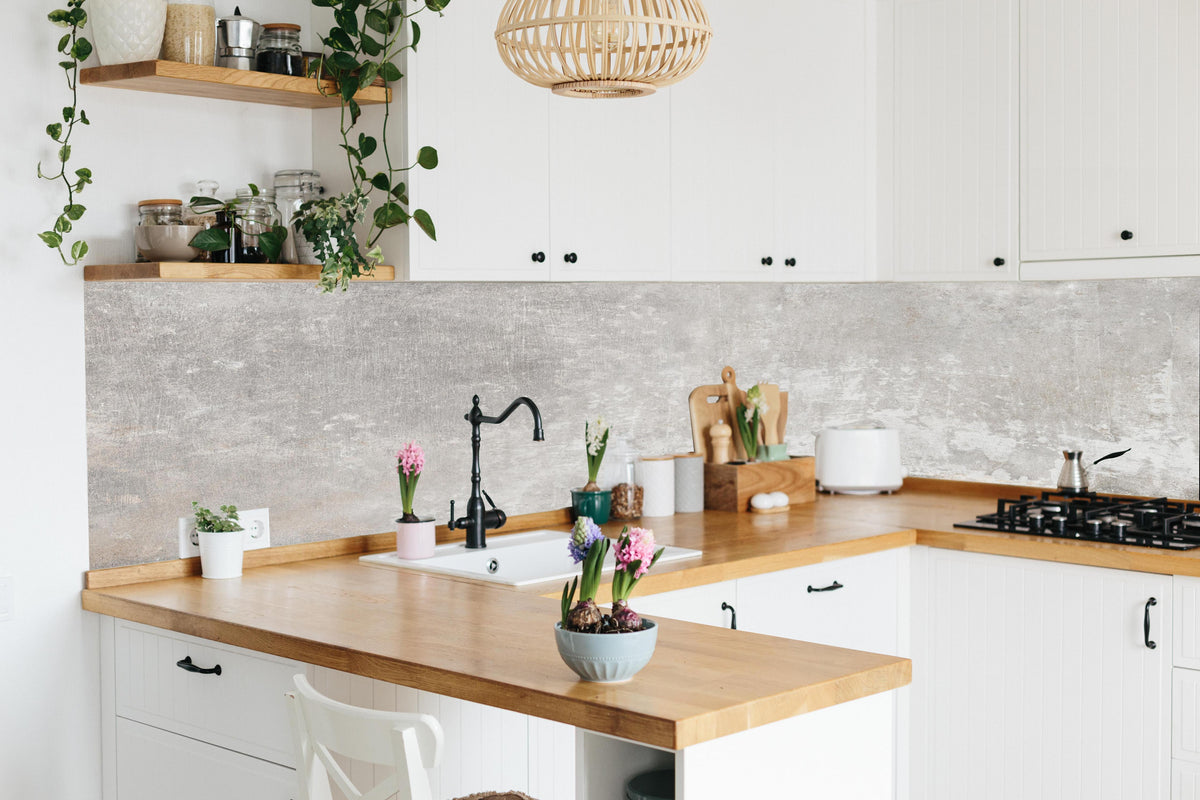 Küche - Alte Zementwandstruktur in lebendiger Küche mit bunten Blumen