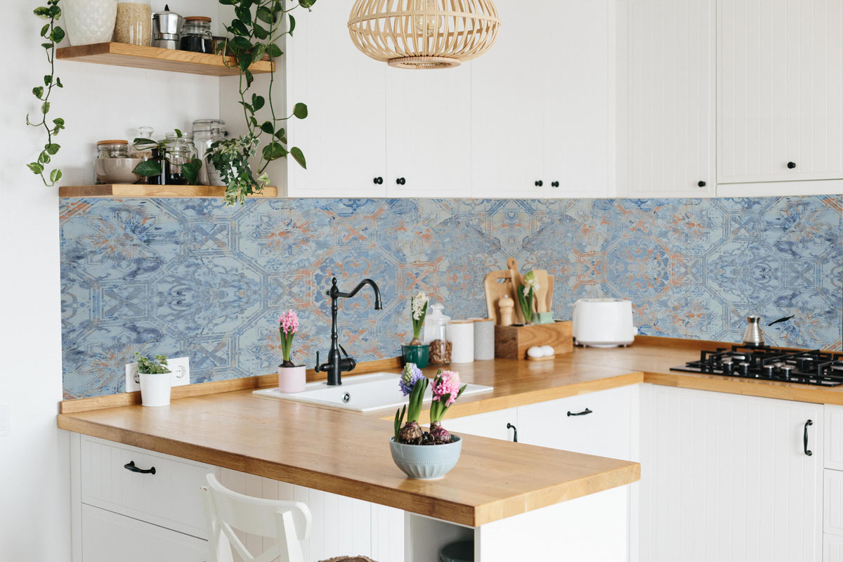 Küche - Alte blaue Vintage Fliesen in lebendiger Küche mit bunten Blumen