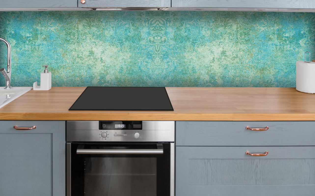Küche - Alte blaugrüne Vintage-Fliesen über polierter Holzarbeitsplatte mit Cerankochfeld