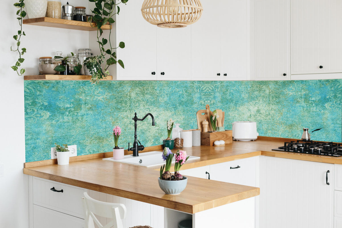 Küche - Alte blaugrüne Vintage-Fliesen in lebendiger Küche mit bunten Blumen