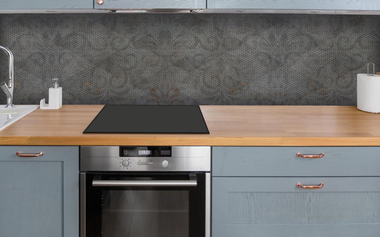 Küche - Alte braunbefleckte Tapete über polierter Holzarbeitsplatte mit Cerankochfeld