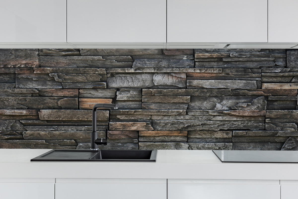 Küche - Alte dunkle Steinwand Textur hinter weißen Hochglanz-Küchenregalen und schwarzem Wasserhahn