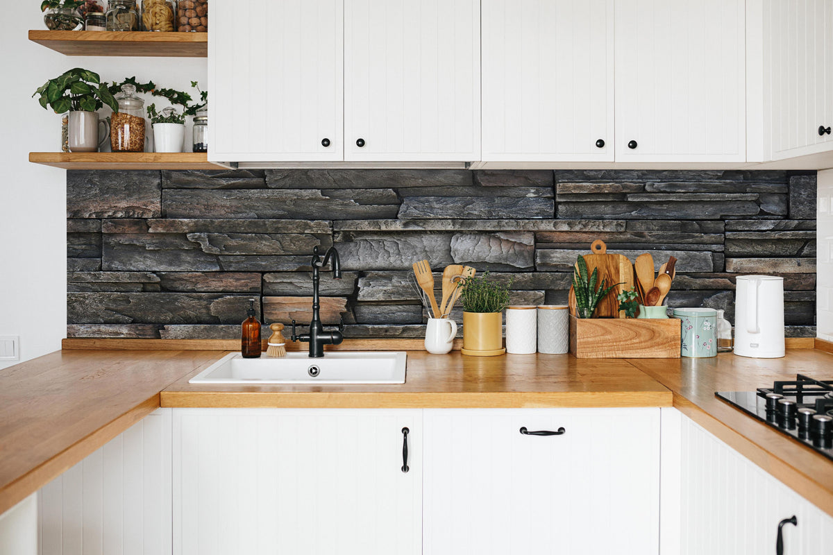 Küche - Alte dunkle Steinwand Textur in weißer Küche hinter Gewürzen und Kochlöffeln aus Holz