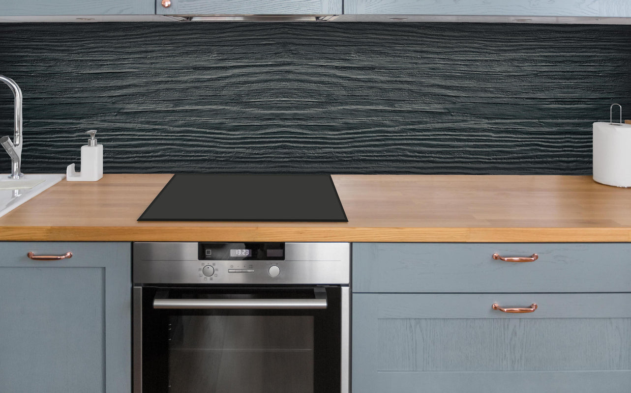 Küche - Alte geknackte schwarz lackiert Massivholz über polierter Holzarbeitsplatte mit Cerankochfeld