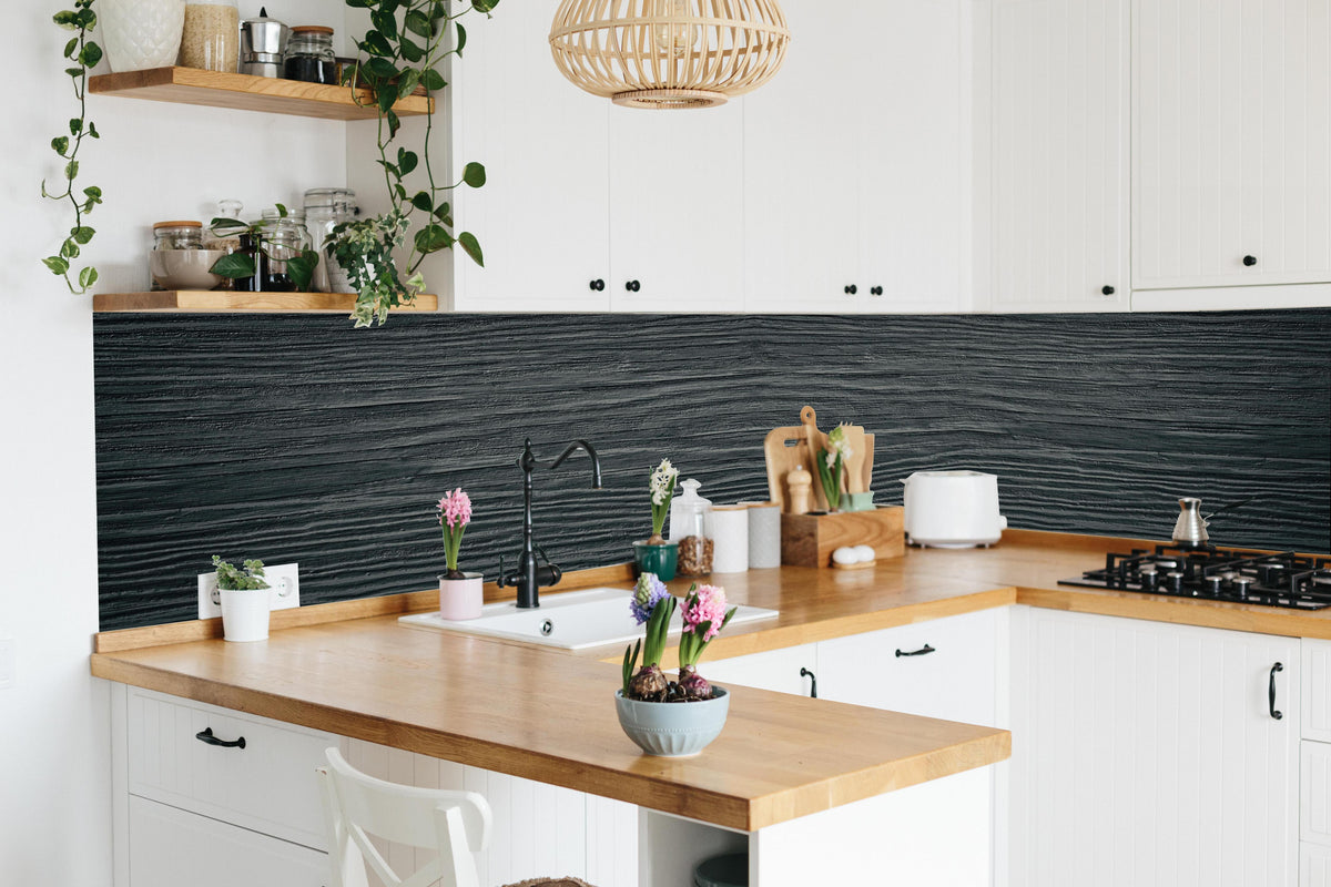 Küche - Alte geknackte schwarz lackiert Massivholz in lebendiger Küche mit bunten Blumen