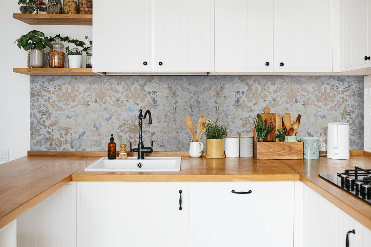 Küche - Alte grau braune Vintage Fliesen in weißer Küche hinter Gewürzen und Kochlöffeln aus Holz