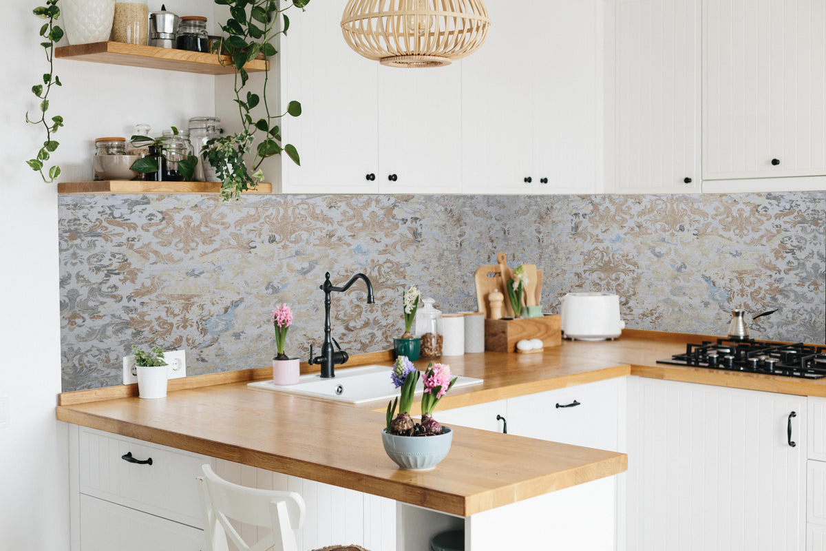 Küche - Alte grau braune Vintage Fliesen in lebendiger Küche mit bunten Blumen