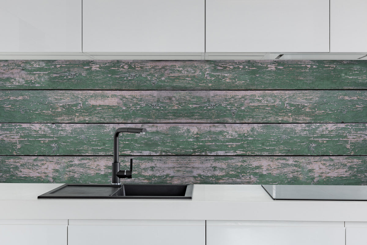 Küche - Alte grünliche Holztextur hinter weißen Hochglanz-Küchenregalen und schwarzem Wasserhahn