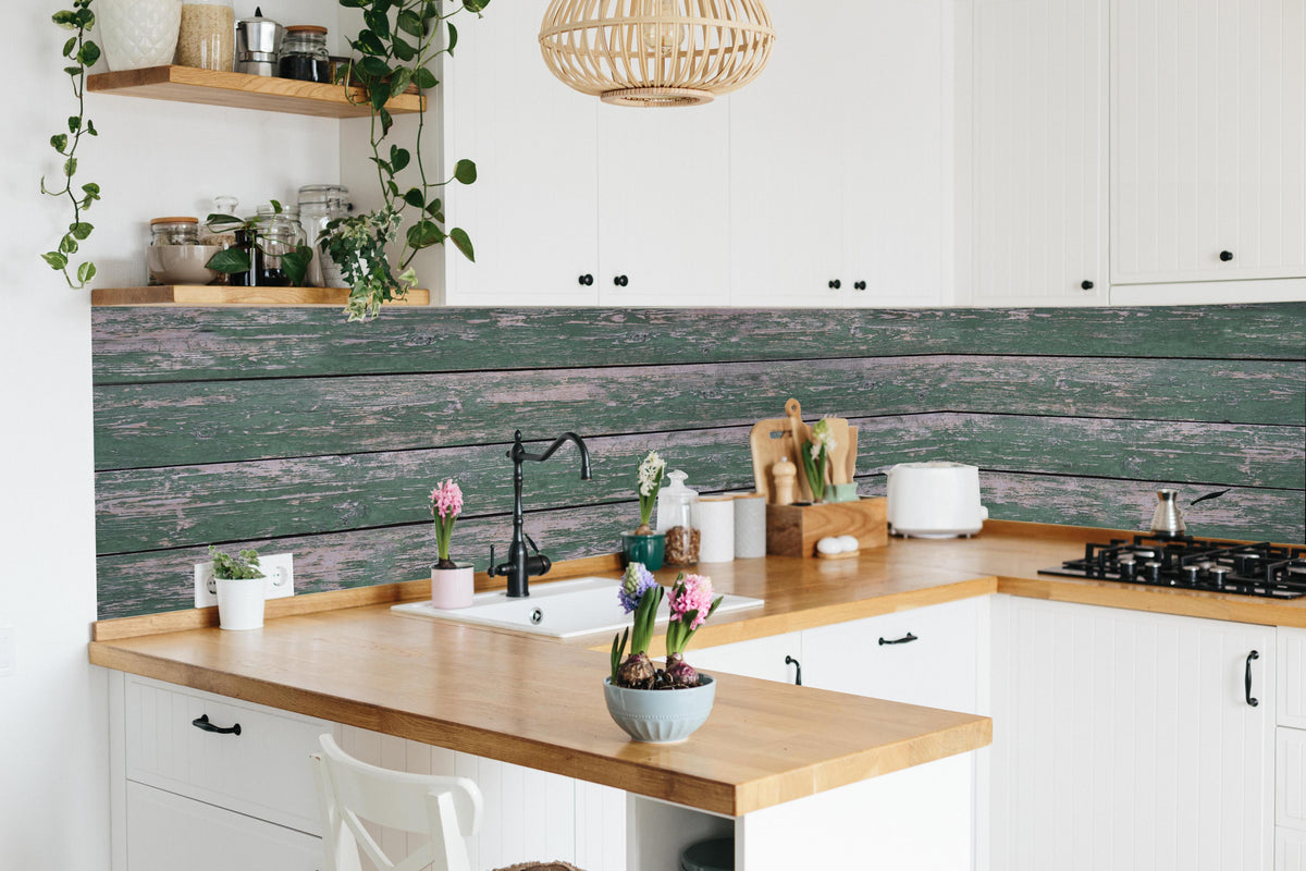 Küche - Alte grünliche Holztextur in lebendiger Küche mit bunten Blumen