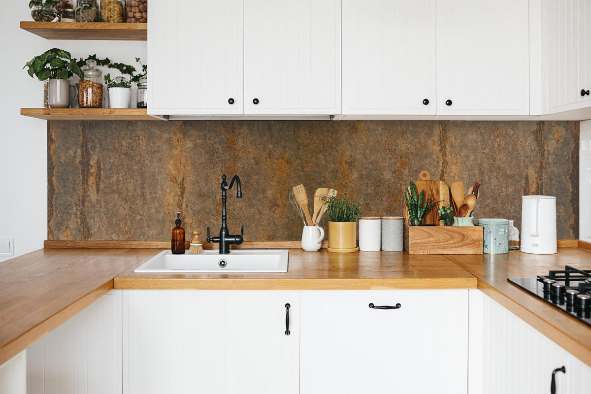 Küche - Alte rostige Metallplatte in weißer Küche hinter Gewürzen und Kochlöffeln aus Holz
