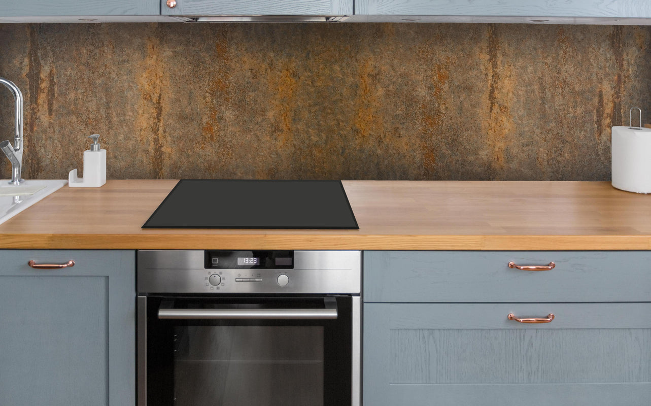 Küche - Alte rostige Metallplatte über polierter Holzarbeitsplatte mit Cerankochfeld