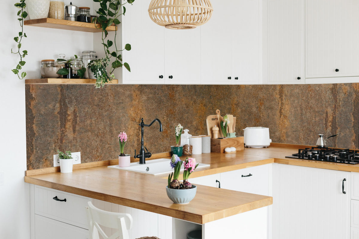 Küche - Alte rostige Metallplatte in lebendiger Küche mit bunten Blumen