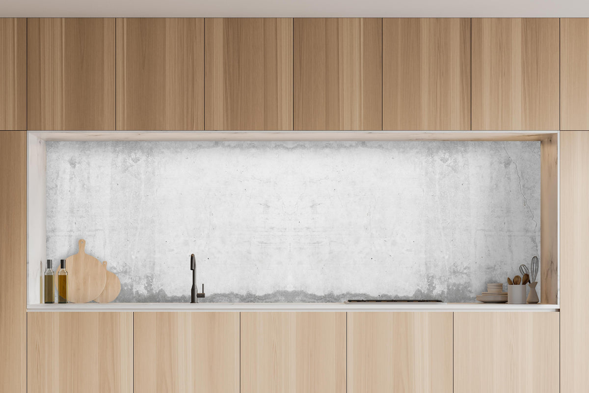 Küche - Alte schmutzige Zementwand in charakteristischer Vollholz-Küche mit modernem Gasherd