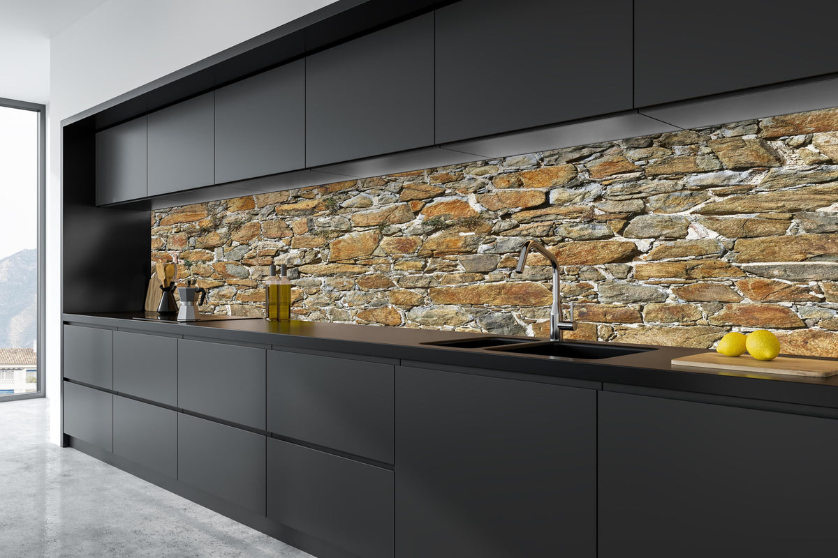 Küche - Alte unverputzte Burgmauer in tiefschwarzer matt-premium Einbauküche