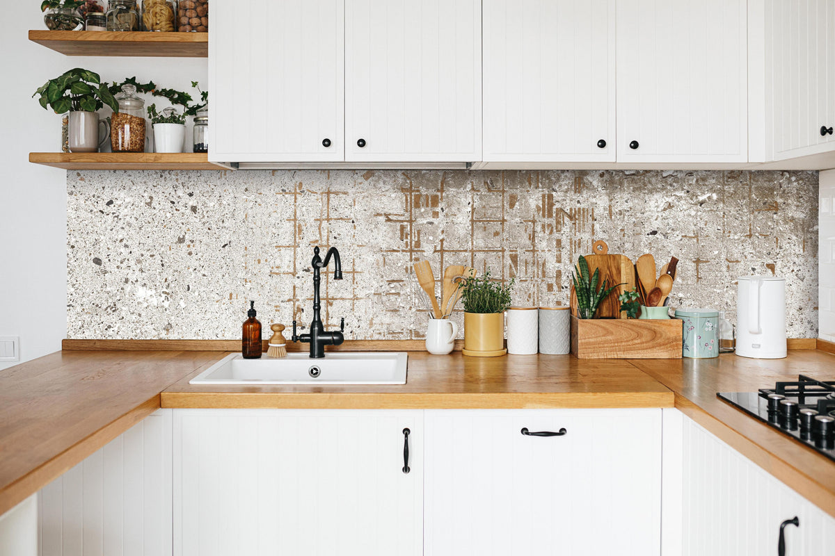 Küche - Alte vintage Betonmauer in weißer Küche hinter Gewürzen und Kochlöffeln aus Holz