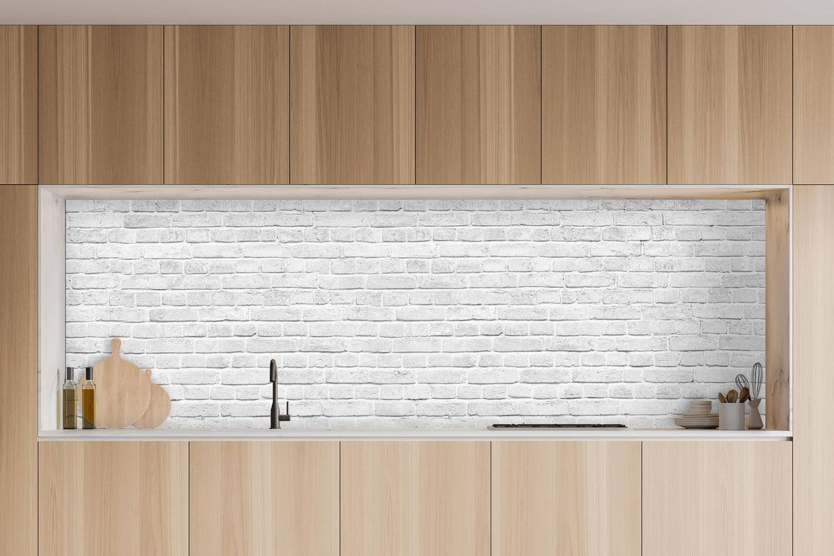 Küche - Alte weiße Backsteinmauer in charakteristischer Vollholz-Küche mit modernem Gasherd