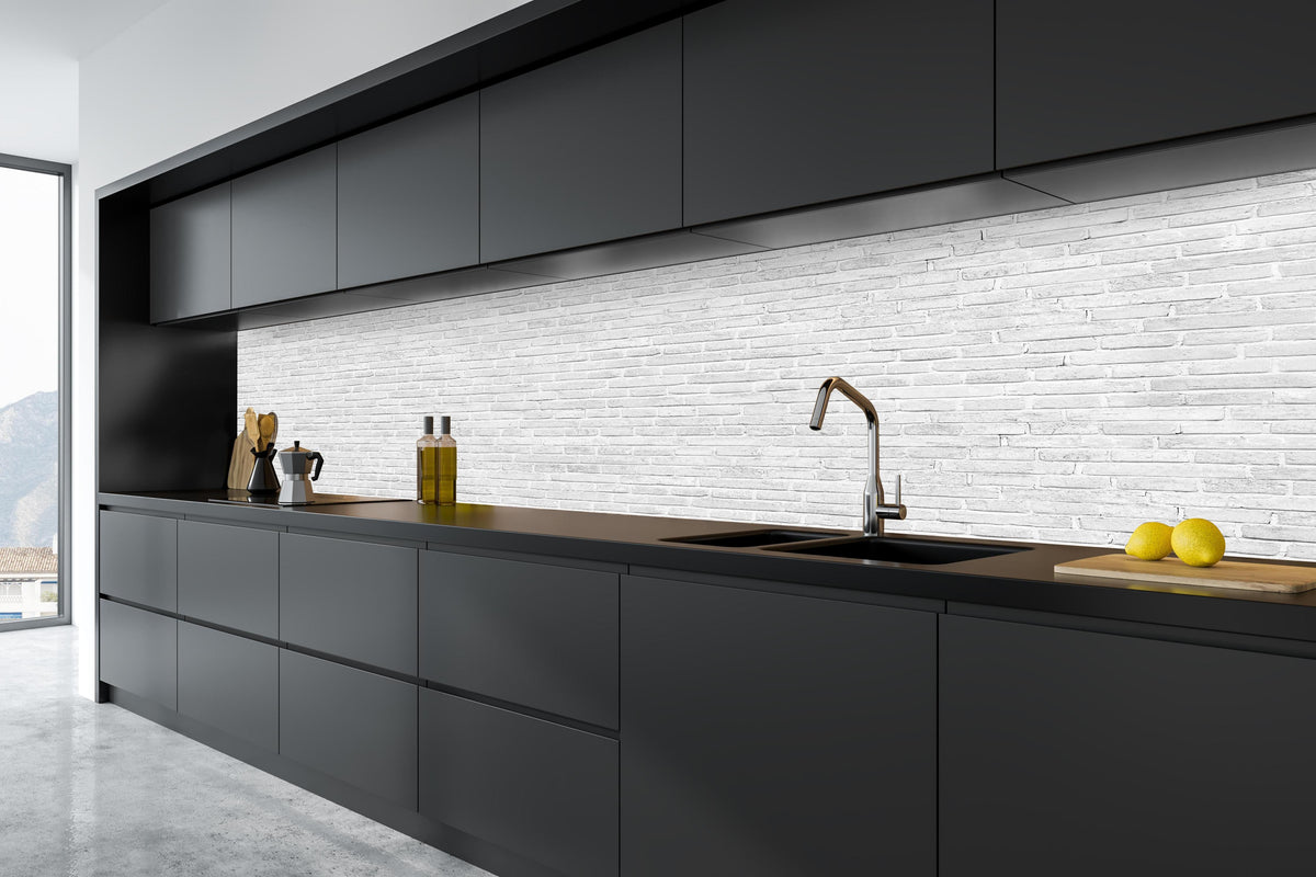 Küche - Alte weiße Backsteinmauer in tiefschwarzer matt-premium Einbauküche