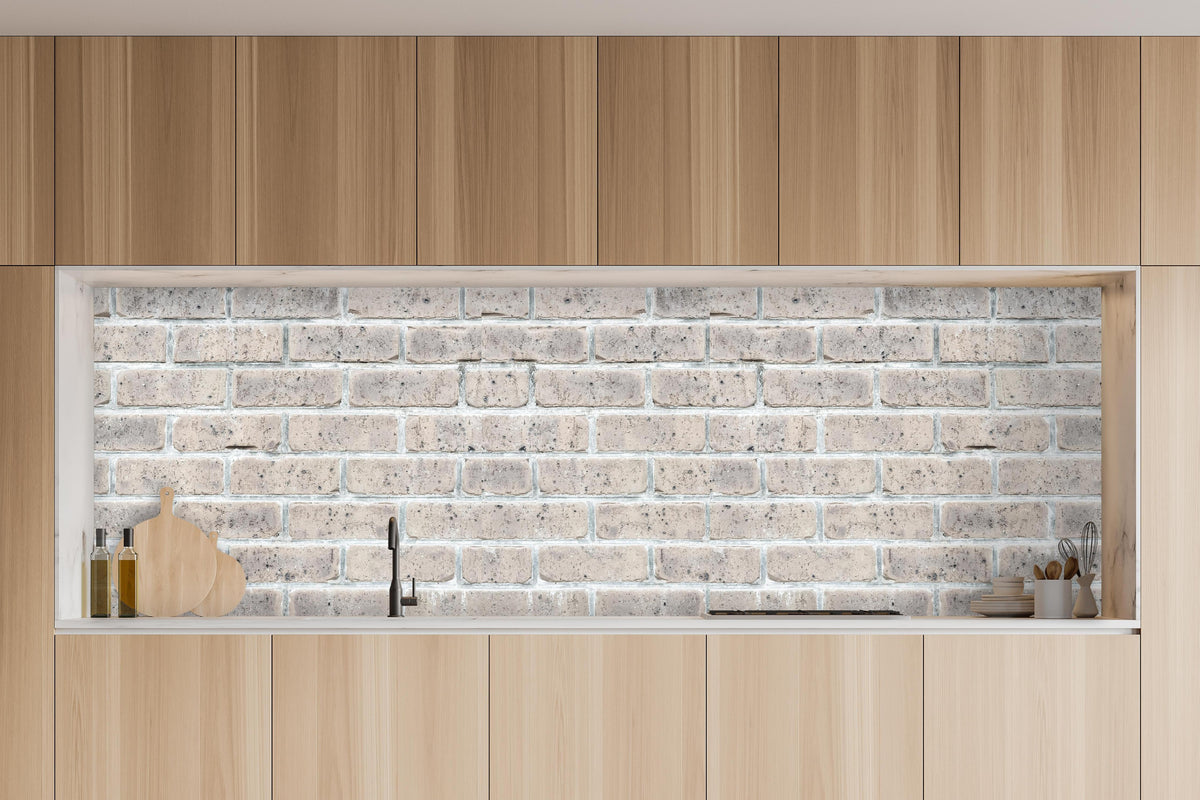 Küche - Alte weiße Vintage Backsteinmauer in charakteristischer Vollholz-Küche mit modernem Gasherd