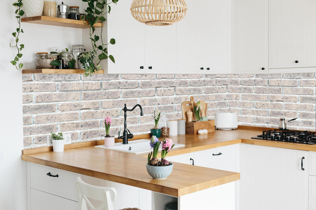 Küche - Alte weiße Vintage Backsteinmauer in lebendiger Küche mit bunten Blumen