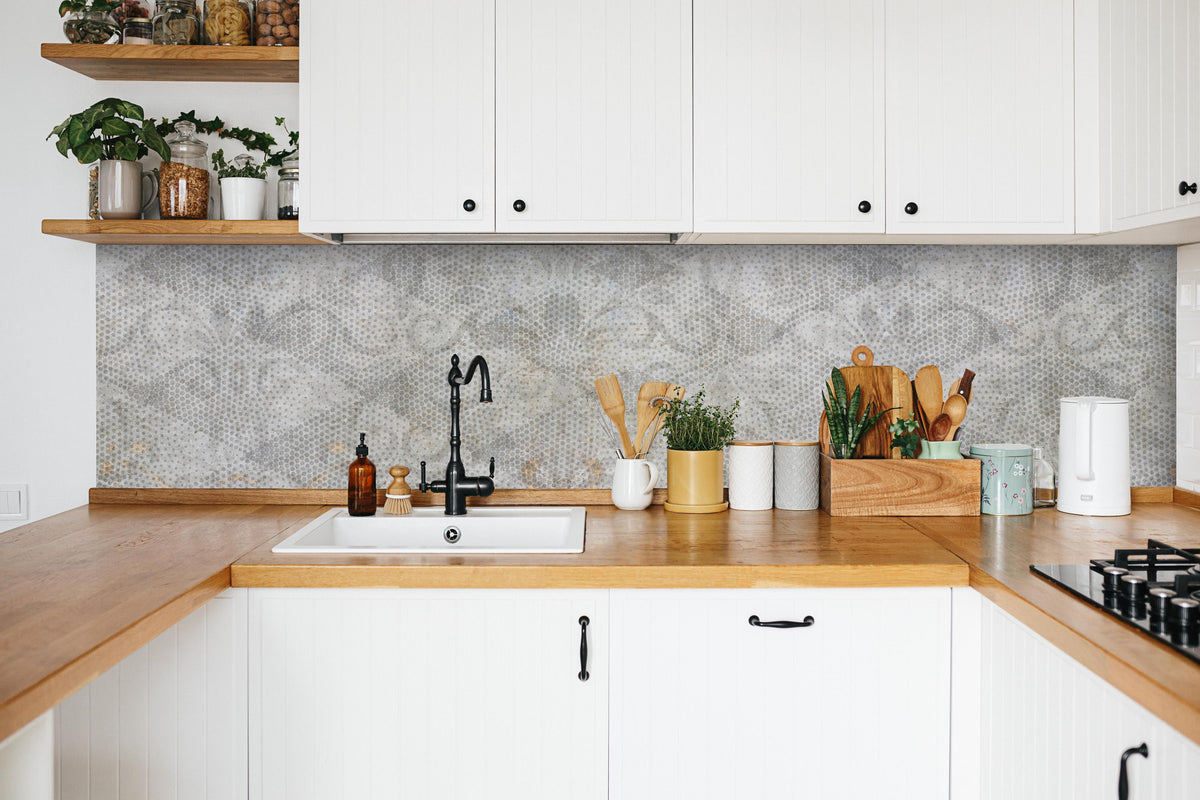 Küche - Alte weiße befleckte Tapete in weißer Küche hinter Gewürzen und Kochlöffeln aus Holz