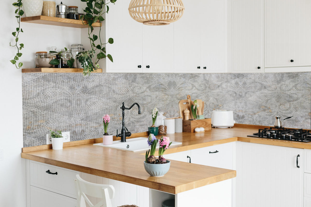 Küche - Alte weiße befleckte Tapete in lebendiger Küche mit bunten Blumen