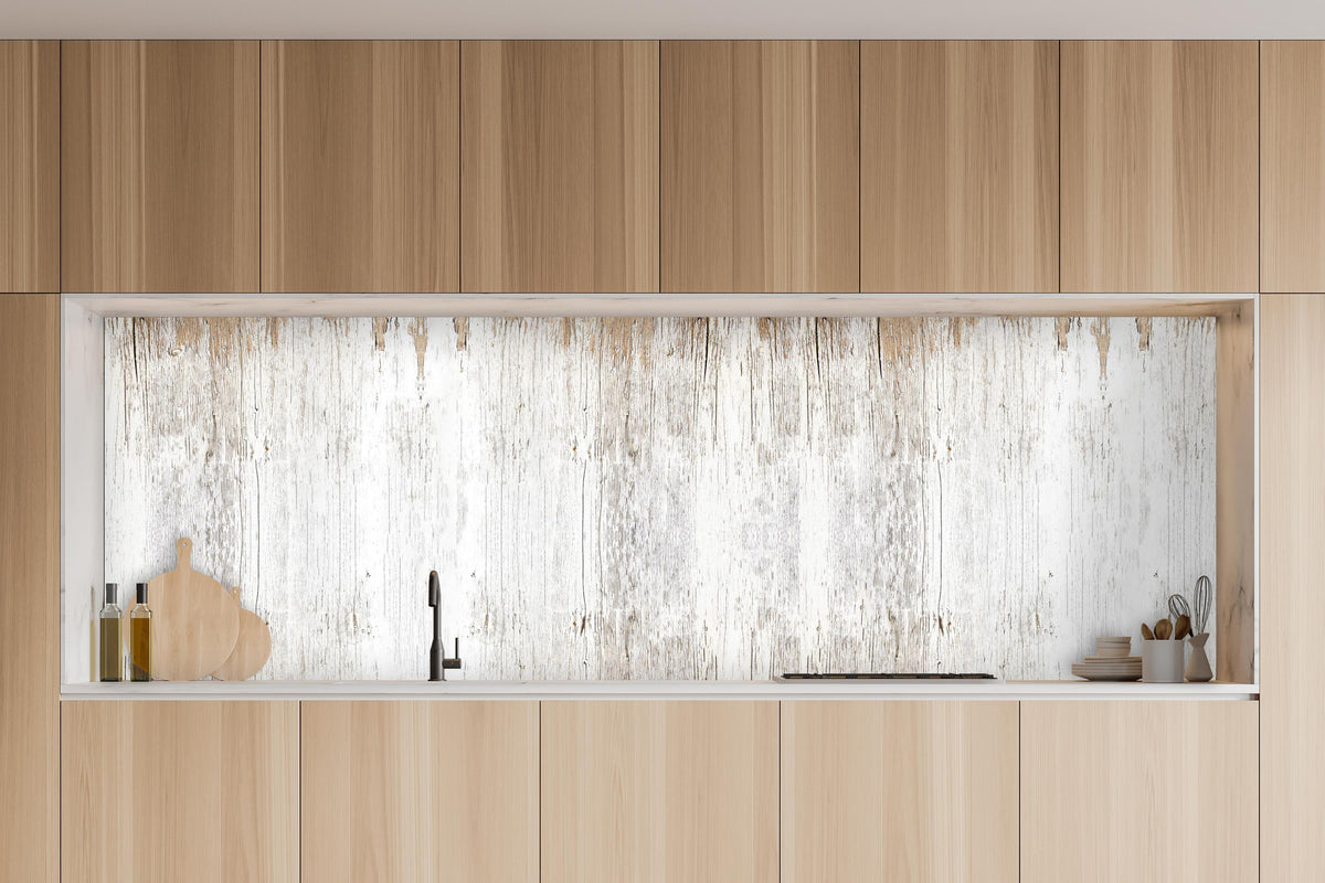 Küche - Alte weiße lackierte Holzstruktur in charakteristischer Vollholz-Küche mit modernem Gasherd