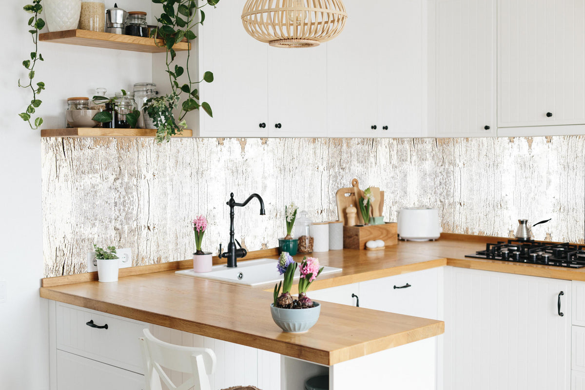 Küche - Alte weiße lackierte Holzstruktur in lebendiger Küche mit bunten Blumen