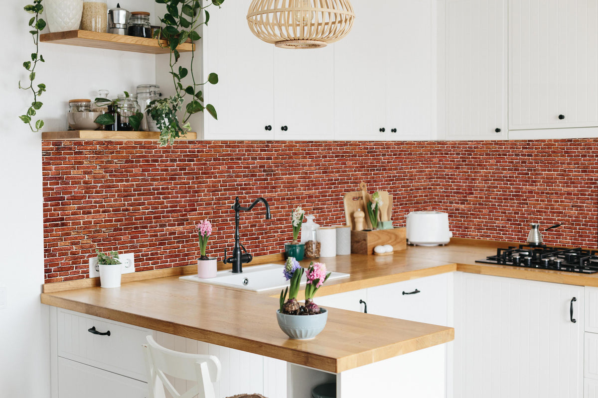 Küche - Alter rote Backsteinmauer in lebendiger Küche mit bunten Blumen