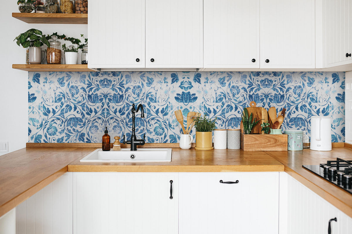 Küche - Altes Abgenutztes Damast Patchwork Vintage Motiv in weißer Küche hinter Gewürzen und Kochlöffeln aus Holz