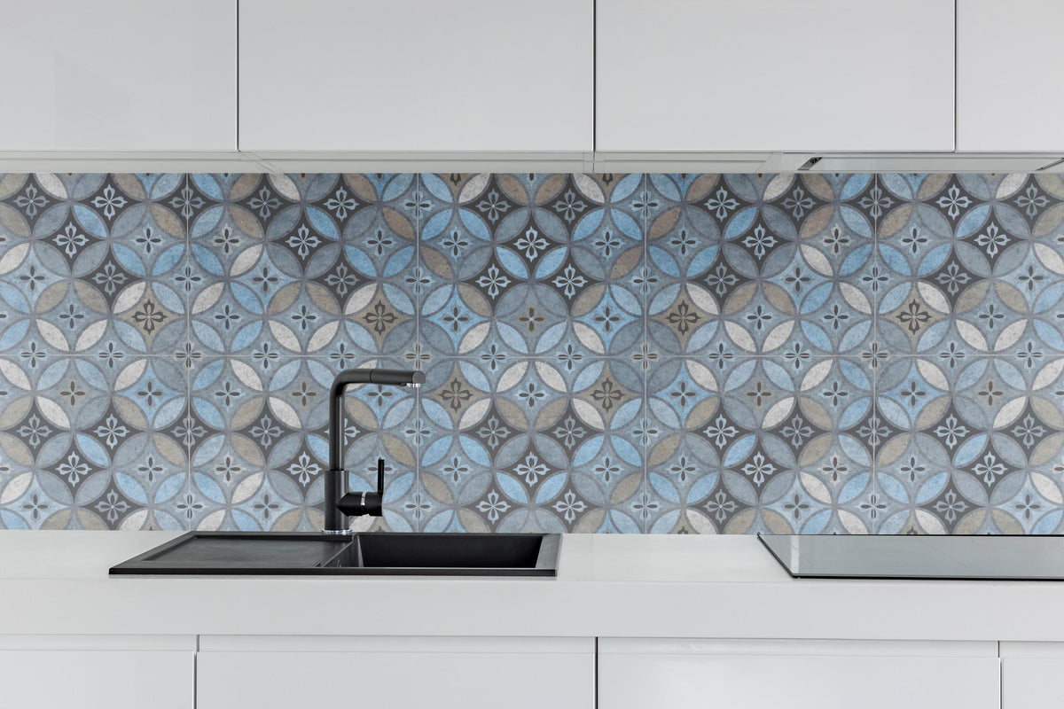 Küche - Altes Buntes Patchwork Mosaik Motiv hinter weißen Hochglanz-Küchenregalen und schwarzem Wasserhahn
