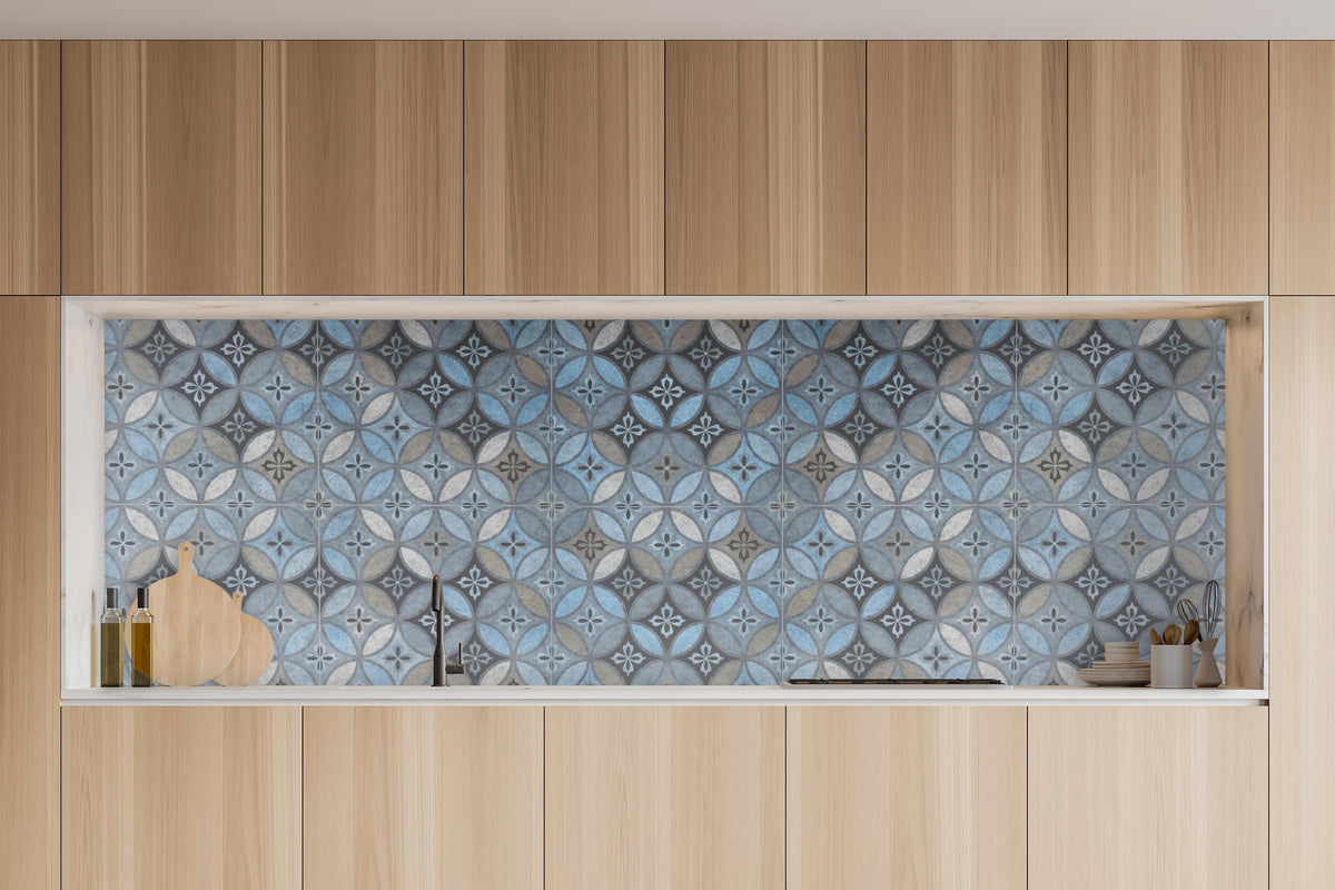 Küche - Altes Buntes Patchwork Mosaik Motiv in charakteristischer Vollholz-Küche mit modernem Gasherd
