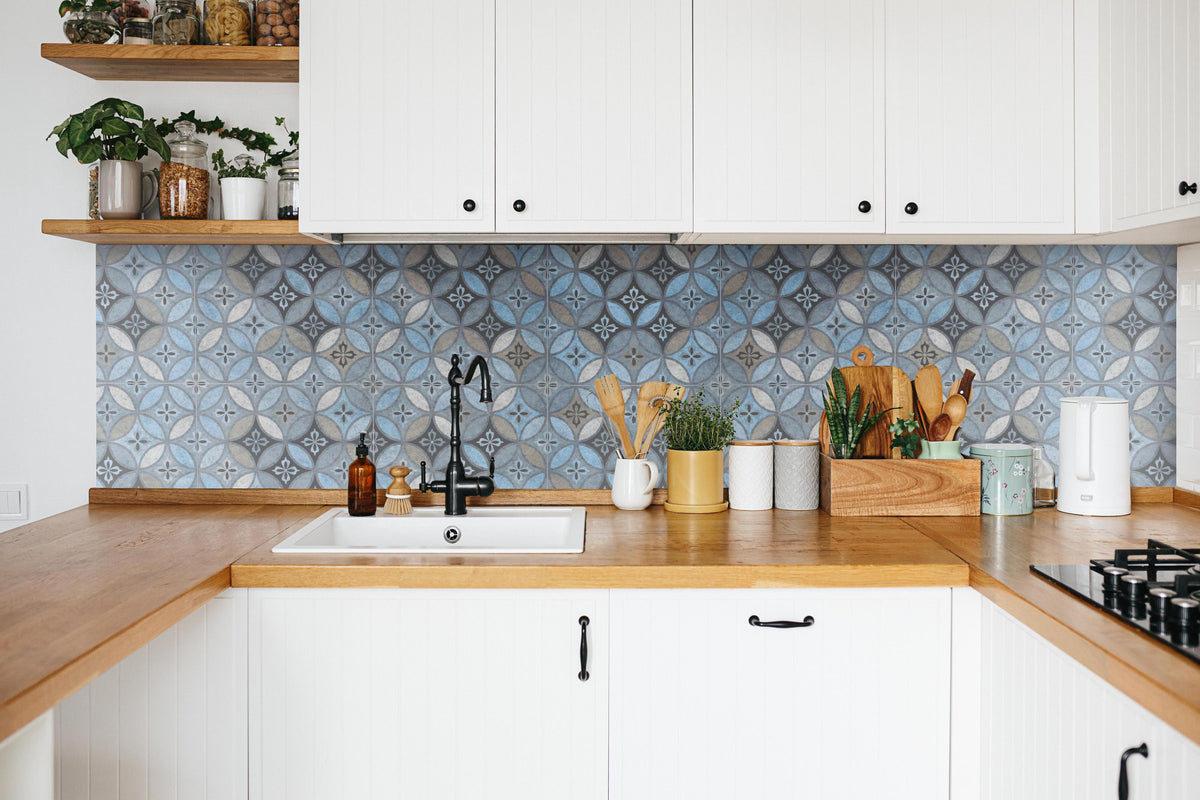 Küche - Altes Buntes Patchwork Mosaik Motiv in weißer Küche hinter Gewürzen und Kochlöffeln aus Holz