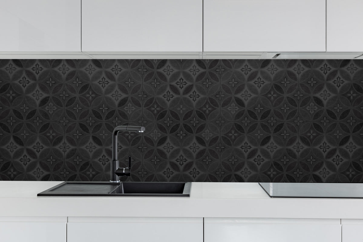 Küche - Altes Schwarz-Anthrazit Patchwork Mosaik Motiv hinter weißen Hochglanz-Küchenregalen und schwarzem Wasserhahn